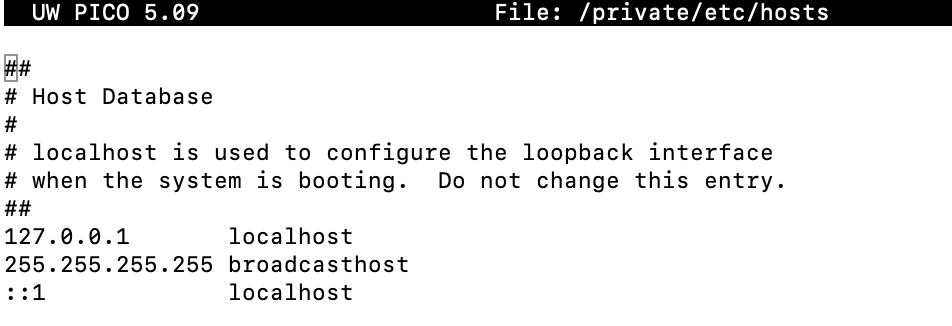 La ventana de la terminal muestra el archivo de hosts original que se abre con el editor de texto nano.  Aquí los usuarios pueden agregar una dirección IP específica para asignarla a un dominio específico.